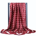 Foulard di seta satinata bordeaux a pois bianchi con bordo a strisce geometriche - Rosso Vino a Pois