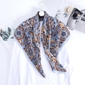 Sciarpa in seta bohémien 90x90cm con motivo mandala blu vintage su camicia bianca - 90x90cm / Blu Nebbia