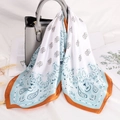 Carré de satin de 70 cm avec imprimé cachemire drapé sur un sac en cuir pour l'élégance - 70x70cm / Color Block