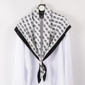 Elegante foulard in seta bianca con stampe di farfalle nere e fibbia ad anello oro rosa - Bianco