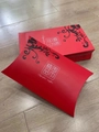 Boîte cadeau rouge élégante pour foulards en soie avec motifs et logo imprimés - Boîte cadeau rouge