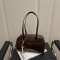 Borsa a spalla in PU lucido marrone scuro con ciondolo in legno su sedia in pelle nera - Con Ciondolo / Marrone