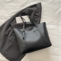 Bolso tote clásico negro en piel mate con correas ajustables y bolsillo exterior - Negro