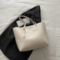 Bolso tote de cuero blanco crema con bolsillo frontal y hebillas doradas ajustables - Blanco