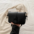 Borsa a tracolla quadrata in pelle nera opaca con elegante chiusura metallica - Nero