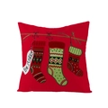 Détail d'une taie d'oreiller de Noël rouge avec trois chaussettes et tag Be Merry - Carré Standard / Motif Chaussettes de Noël Suspendues (JYM085-3)