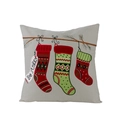 Détail de taie d'oreiller de Noël avec trois chaussettes et imprimé Be Merry - Carré Standard / Style Trois Chaussettes de Noël (JYM085-4)