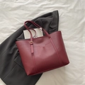 Bolso tote grande minimalista en color burdeos de cuero PU mate con asas ajustables - Rojo