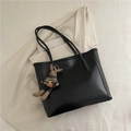 Große schwarze Kunstleder-Tote Bag mit stilvollem Hasen-Anhänger und dünnen Trägern - Mit Anhänger / Schwarz