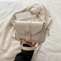 Borsa a tracolla classica color crema con dettagli oro su un blazer beige - Bianco