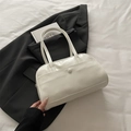 Bolso bowling minimalista de cuero sintético blanco crema con asas sobre chaqueta - Sin colgante / Blanco