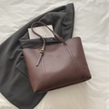 Grand cabas minimaliste en cuir marron chocolat avec poche demi-lune et boucle dorée - Marron