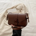 Borsa a tracolla vintage in pelle testa di moro con patta e dettagli oro - Marrone