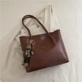 Braune Vintage-Einkaufstasche aus Kunstleder mit Hasenanhänger und glänzendem Finish - Mit Anhänger / Braun