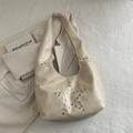 Chique beige hobo tas met zilveren sterrenstuds en een brede schouderband - Off-wit