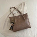Braune Vintage-Tasche aus Kunstleder mit Hasenanhänger auf einem weißen Blazer - Mit Anhänger / Khaki