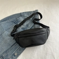 Marsupio elegante in pelle nera con tracolla regolabile su sfondo denim blu - Nero