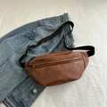 Marsupio in pelle marrone con tracolla regolabile sopra una giacca di jeans sportiva - Marrone
