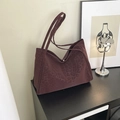 Borsa tote leopardata retrò in camoscio marrone scuro con ampi manici e design molto capiente - Rosso