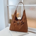Borsa tote vintage in ecopelle marrone con fibbia argentata sopra dei libri - Marrone