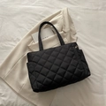 Bolso tote negro acolchado con patrón de diamantes y gran capacidad para el diario - Negro