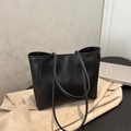 Bolso tote negro minimalista de cuero PU mate sobre abrigo beige para uso diario - Negro
