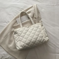 Bolso tote acolchado en color crema con diseño de rombos y cremallera lateral dorada - Blanco