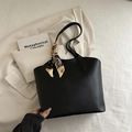 Sac cabas minimaliste en cuir noir mat avec foulard en soie imprimé sur lin blanc - Noir