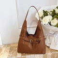 Grand sac hobo marron caramel en cuir mat avec boucle argentée et bandoulière élégante - Marron