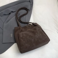Dunkelbraune Shopper-Tasche aus Wildleder mit geflochtenen Leder-Schultergurten - Braun
