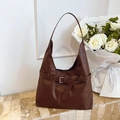 Sac à épaule en cuir marron foncé avec boucle argentée sur marbre élégant avec roses - Marron