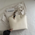 Sac cabas beige crème avec un foulard en soie décoratif et de longues bandoulières - Blanc
