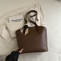 Grand sac cabas en cuir mat café foncé avec foulard imprimé sur l'anse pour le travail - Marron