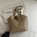 Grand sac cabas minimaliste en cuir terre de Sienne avec foulard en soie décoratif - Kaki