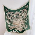 Eleganter 90cm Seidenschal mit floralen Mustern und Vogelmotiven in Dunkelgrün - 90x90cm / Glücksgrün