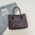 Grande borsa shopper con stampa leopardata grigio-viola e manici in pelle nera - Leopardo Grigio Viola (5974694109907) / Nero