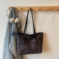 Borsa tote capiente con stampa leopardata viola scuro e manici neri sottili - caffè