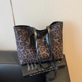 Elegante borsa tote leopardata con manici neri e ampia capienza per il lavoro quotidiano - caffè