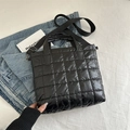 Schwarze gesteppte Nylon-Einkaufstasche mit verstellbarem Schultergurt und wasserfester Textur - Schwarz