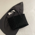 Bolso tote de moda con estampado de leopardo negro en gamuza y asas largas de hombro - Negro
