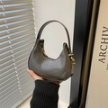 Sac hobo demi-lune en cuir verni gris foncé avec finition brillante et zip doré - Gris
