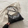 Sac fourre-tout punk noir avec rivets argentés et texture froissée brillante - Noir
