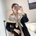 Pañuelo de seda cuadrado 90x90 elegante con estampado floral y chaqueta negra chic - Grande (Satén de Sarga) / Gris Literario