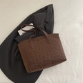 Bolso tote de leopardo marrón oscuro en gamuza con asas dobles finas sobre traje - Marrón