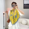 Elegante pañuelo cuadrado de seda satinada de 90x90cm para mujer con flores amarillas y grises - Grande (Satén de Sarga) / Amarillo