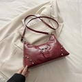 Sac hobo bordeaux foncé en similicuir avec clous argentés et bandoulière réglable - Rouge