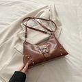 Sac fourre-tout vintage marron en cuir brillant avec rivets et bandoulière réglable - Marron