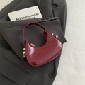 Mini bolso de hombro creciente en cuero brillante rojo oscuro con detalles dorados - Rojo