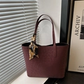 Burgunderfarbene Tote-Bag mit Leopardenmuster aus Wildlederimitat und Seidenschal-Deko - Rot