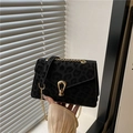 Borsa a tracolla leopardata moderna con catena dorata e fibbia a ferro di cavallo - Nero